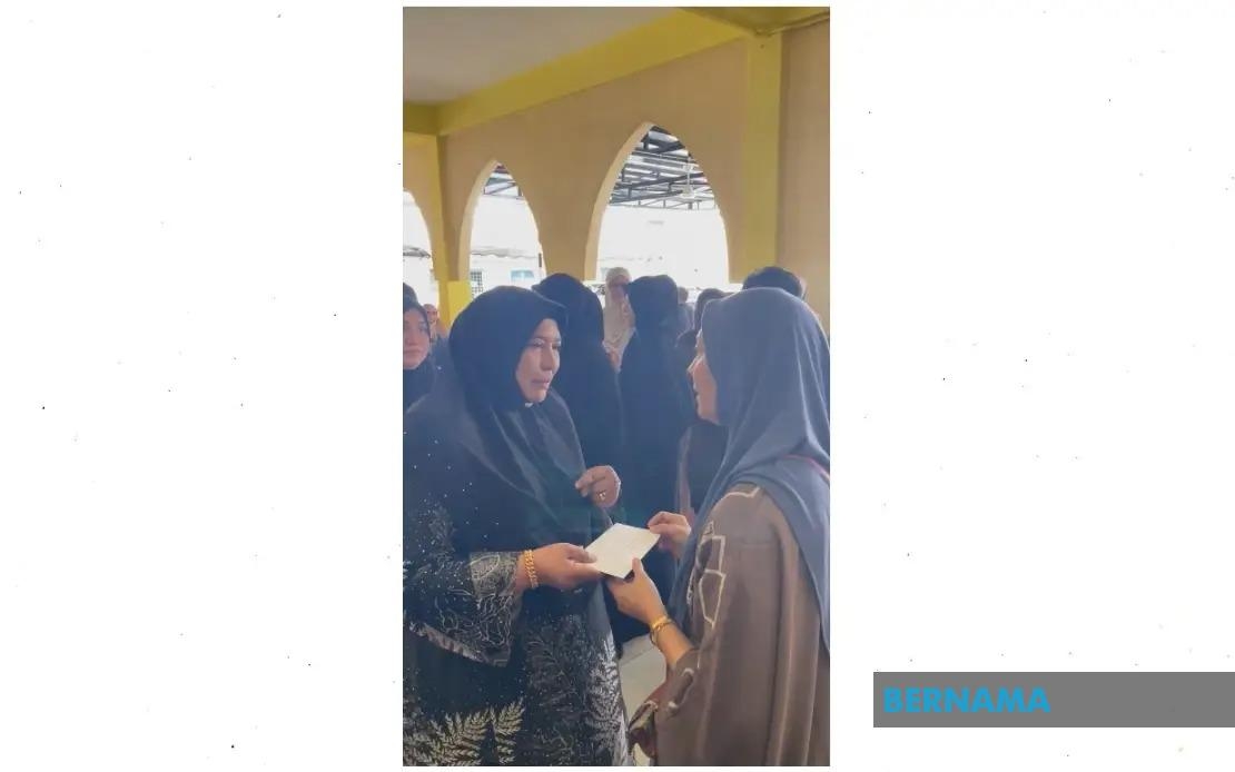 Bernama CEO Presents Tabung Kasih@HAWANA Contribution To Fauziah Rauf's Family