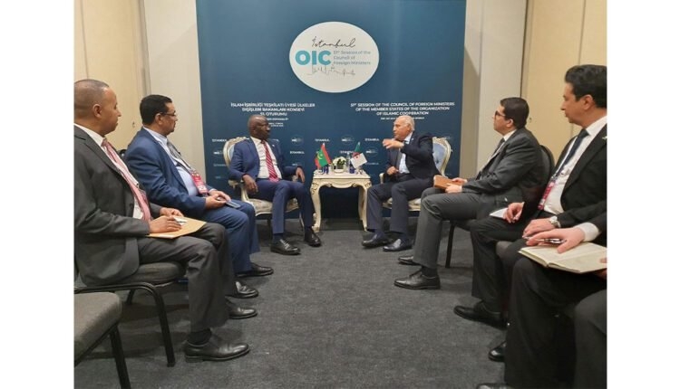 ولد مرزوك يجري مباحثات مع نظيره الجزائري حول "تعزيز علاقات التعاون"
