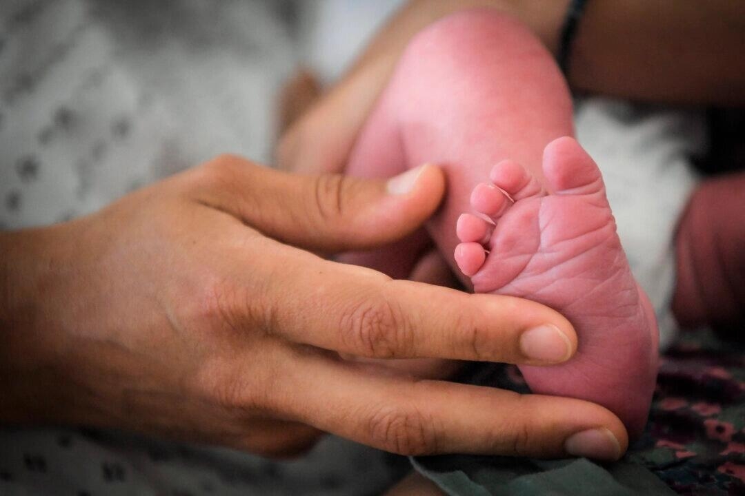 Average Age Of US Women Giving Birth Increases To Nearly 30: CDC