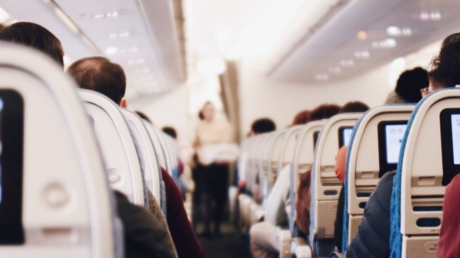 Shocking video! American Airlines passenger attempts to enter cockpit, knocked to ground