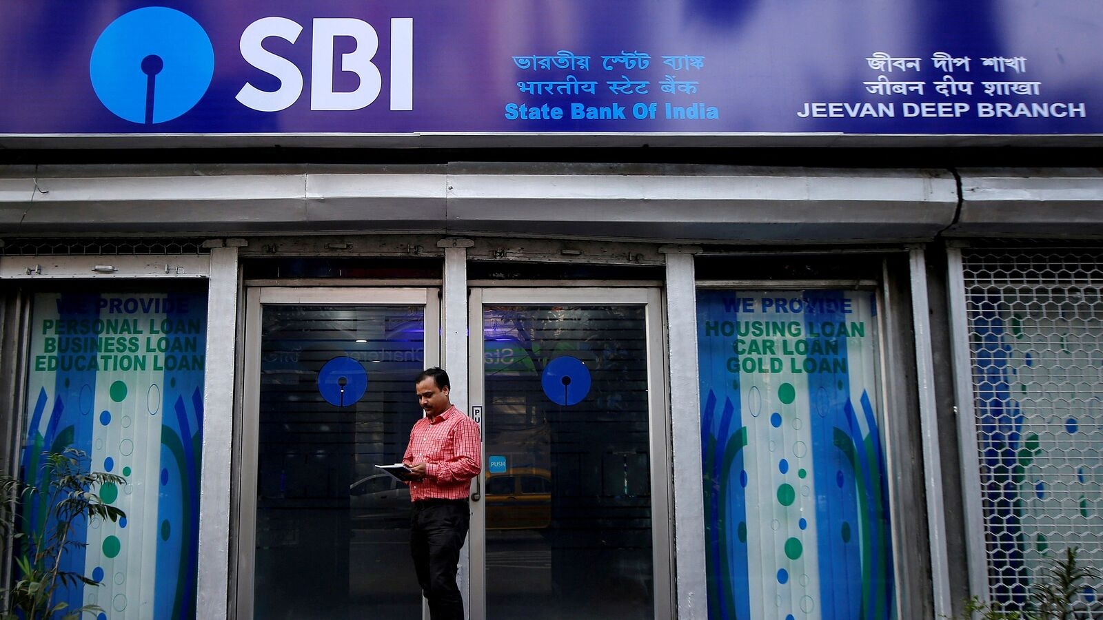 SBI share price gains ahead of Q4 results 2025. Should you buy as market expects mixed earnings?