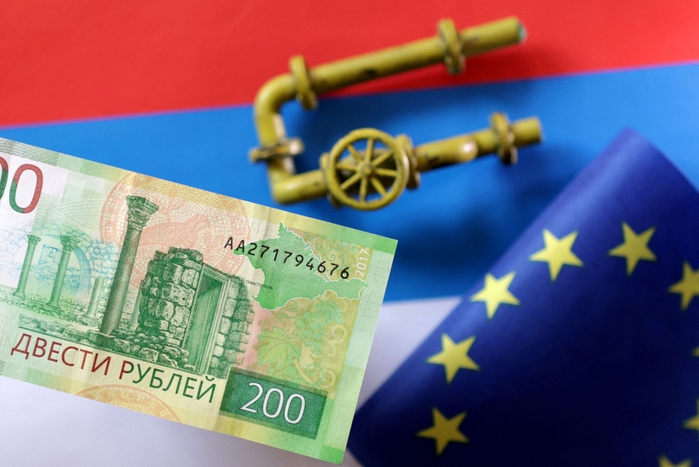 Sanctions, tariffs and transparency measures: How the EU plans to phase out Russian gas and LNG by 2027