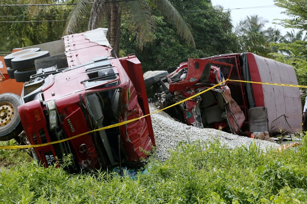 FRU truck crash in Teluk Intan: Lorry firm's licence revoked, owner to face court, says transport minister