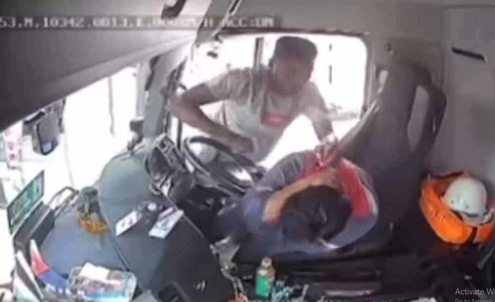 Johor cops on the hunt for man who assaulted lorry driver at Kempas Toll Plaza over honk (VIDEO)