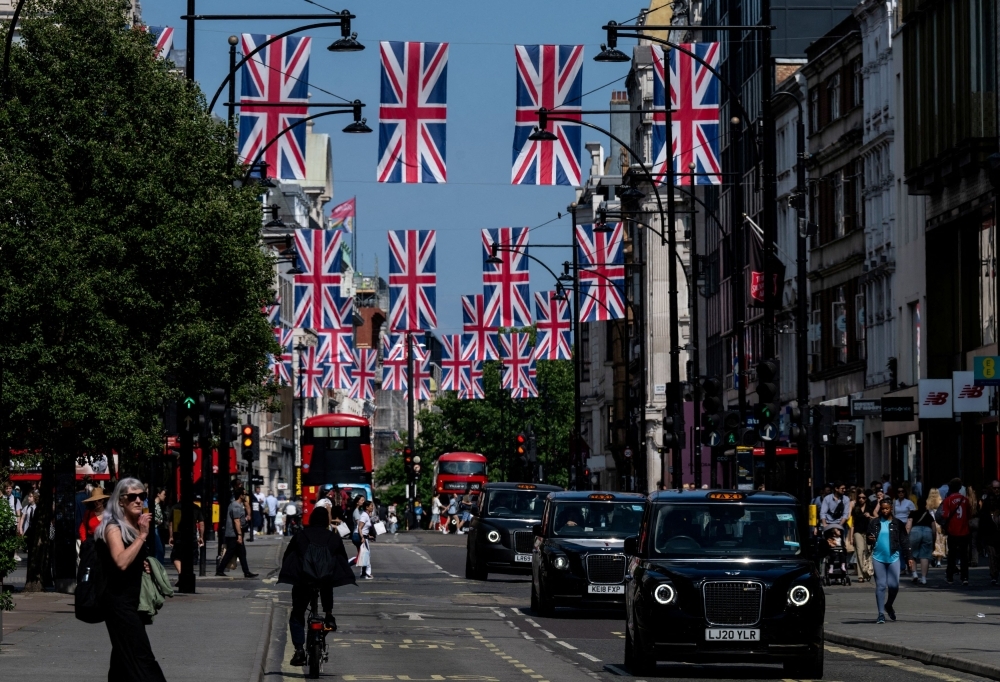 London's Oxford Street to go traffic-free in shopping area makeover, says mayor