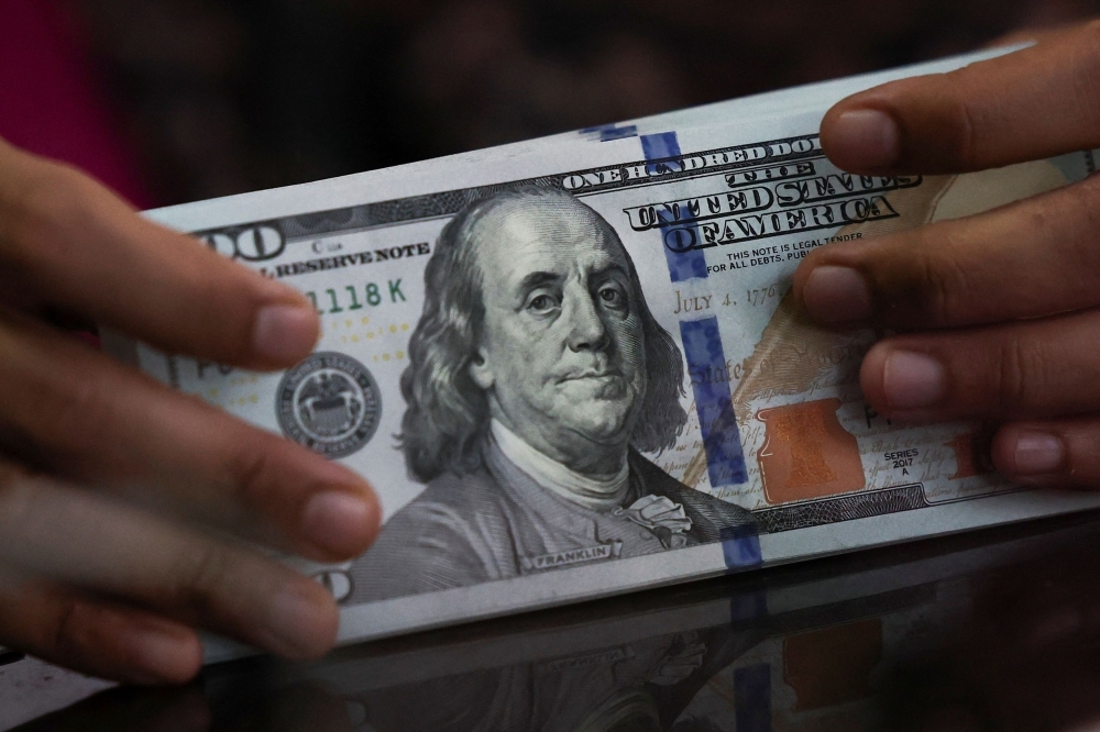 Rising global risks drive safe-haven rush, boosting US dollar to monthly peak