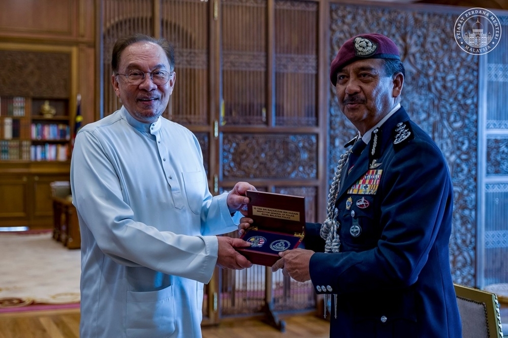 Anwar honours outgoing IGP and RMAF chief in farewell meetings
