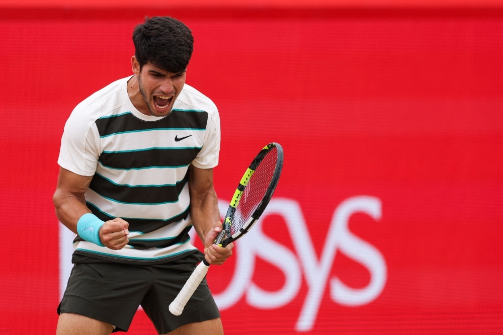 Alcaraz sends Wimbledon warning with Queen's title defence
