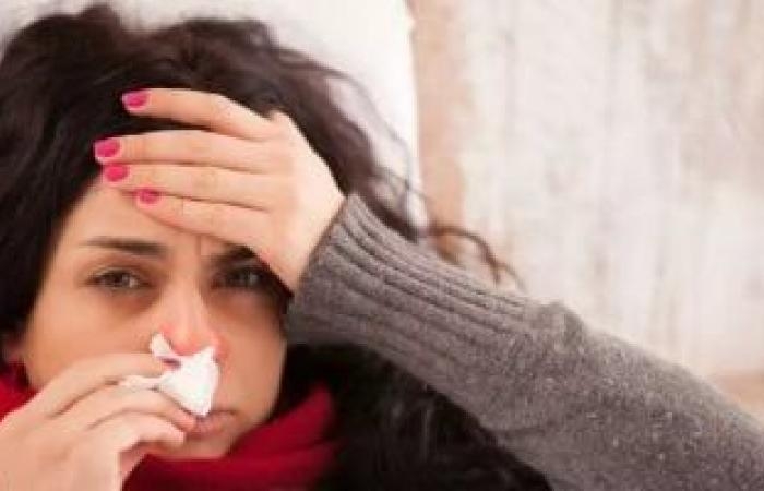 صحة وطب : 3 نوبات من السعال خلال 24 ساعة.. أهم أعراض متغير نيمبوس لفيروس كورونا