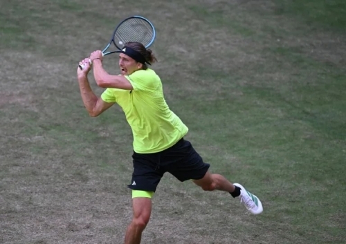 Zverev battles into Halle semis, joined by Medvedev