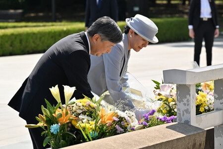 Emperor, Empress Mourn A-Bomb Victims in Hiroshima