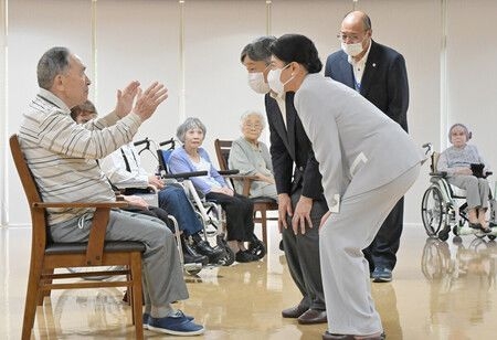 Imperial Couple Visit A-Bomb Survivors' Nursing Home in Hiroshima