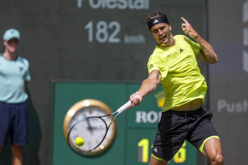 Zverev makes winning start in Halle after first aid effort