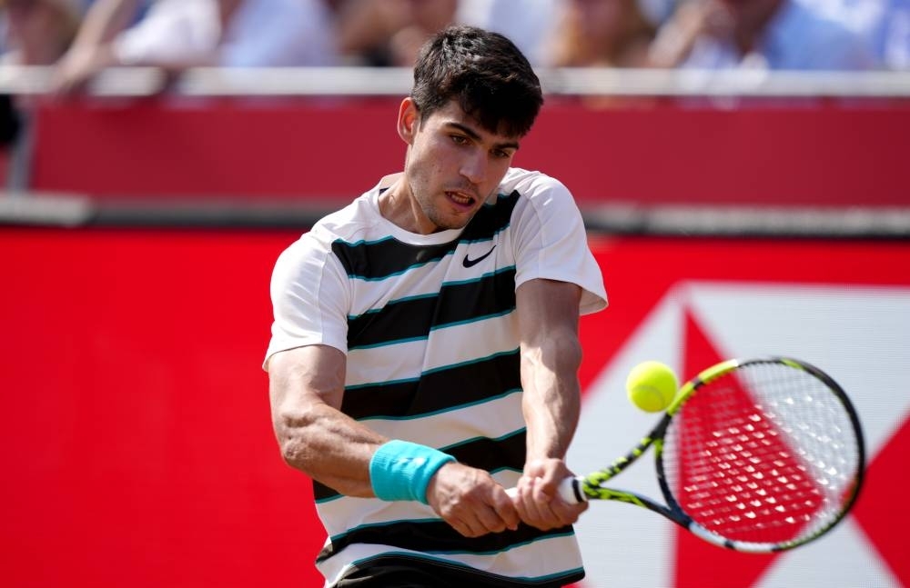 Alcaraz progresses at Queen's as Fearnley reaches first quarter-final