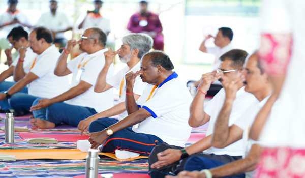 HD Kumaraswamy practises yoga at Salem Steel Plant