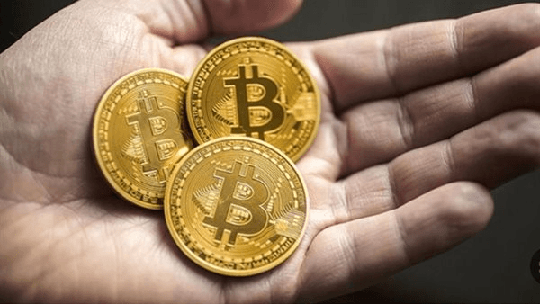 العملات المشفرة تتكبد خسائر كبيرة، وبيتكوين تتراجع لـ أقل من 100 ألف دولار