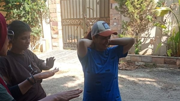 خروج زوجة حسام حسن من قسم العامرية بعد قرار إخلاء سبيلها بقضية ضرب زوجها